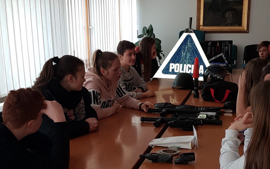 Učenci VNN na policijski postaji